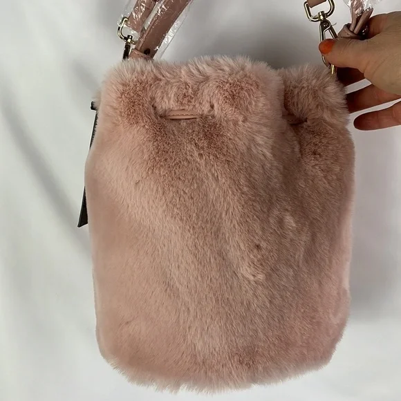 Street Level faux fur bucket bag in mauve - Picture 11 of 11